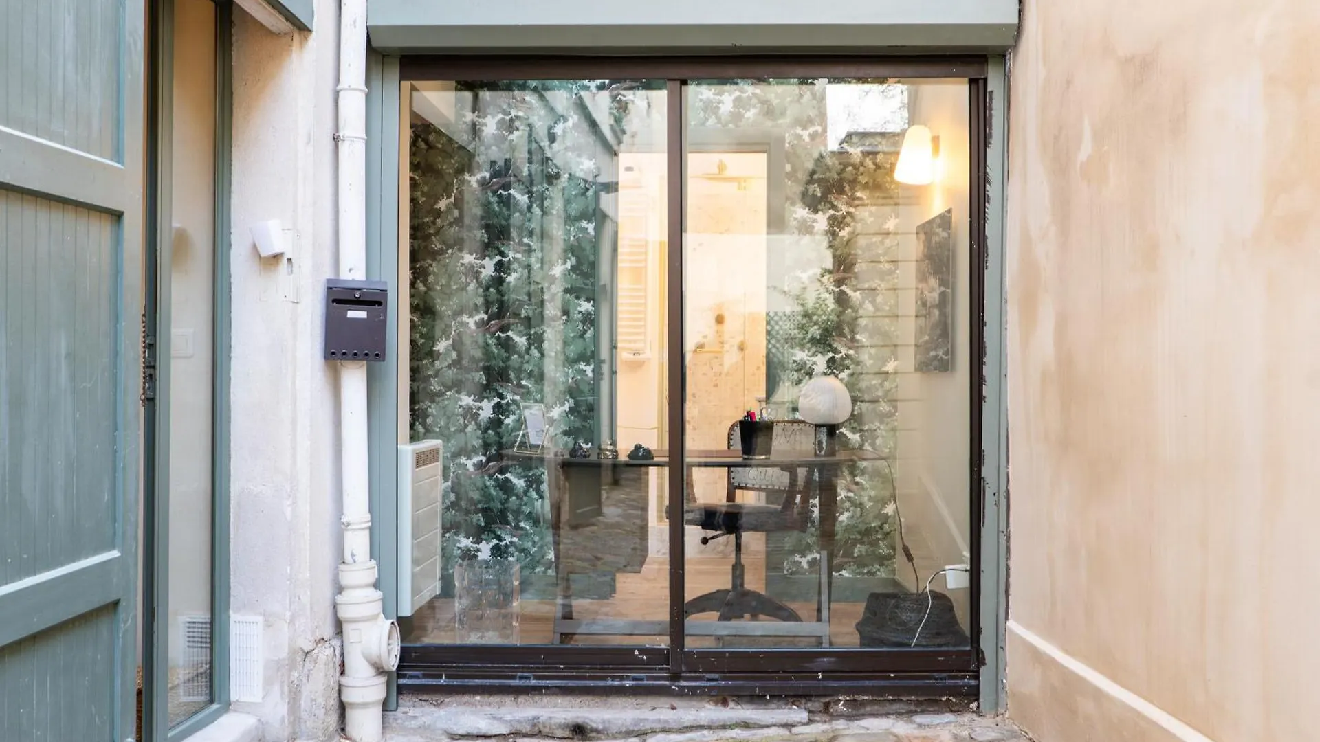 Veeve - A Story In Stone * Paris